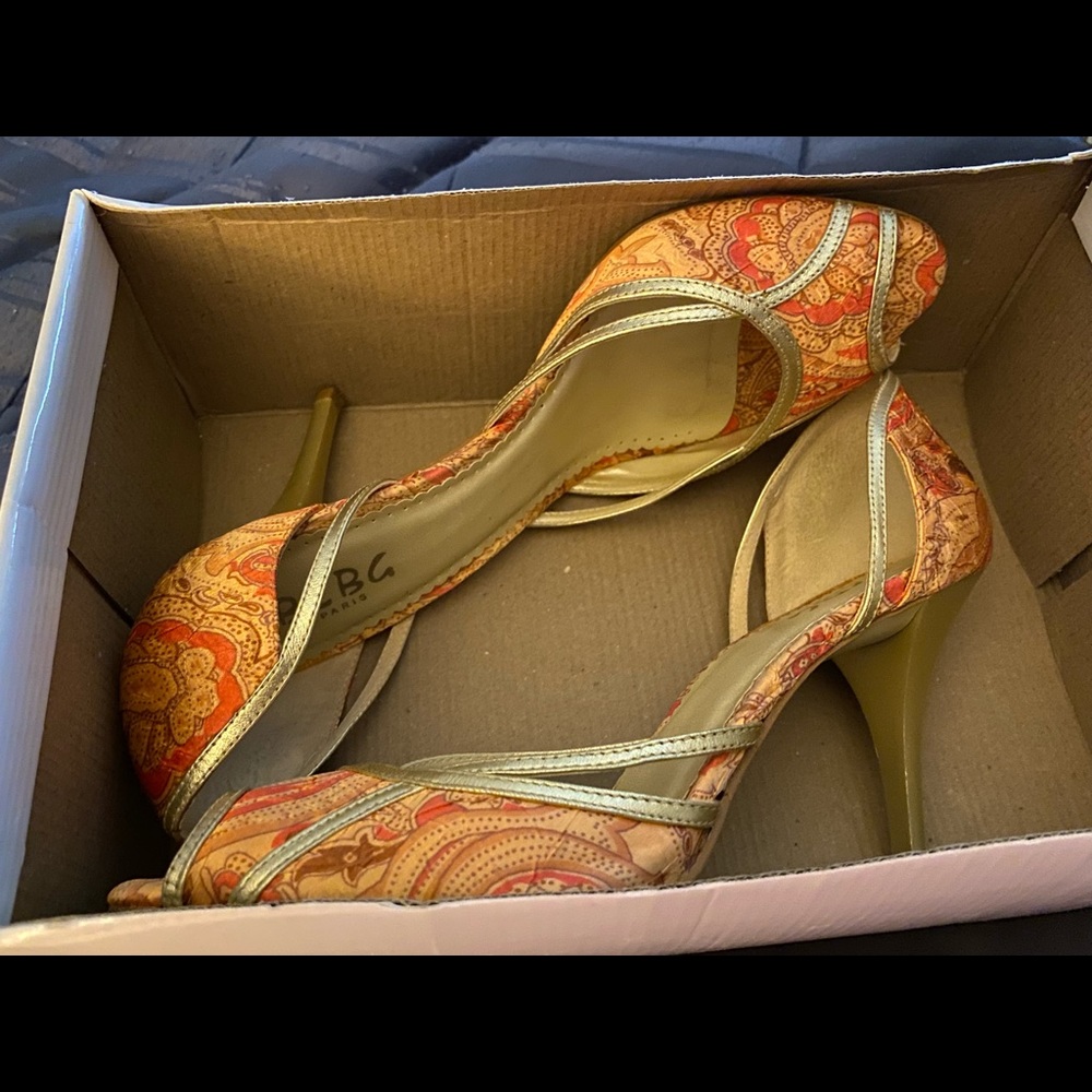 BCBC Paris size 10 Paisley Orange and gold heels.